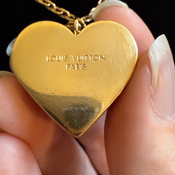 Louis Vuitton Pendentif Lock Me Pendant Necklace - Picture 5 of 11